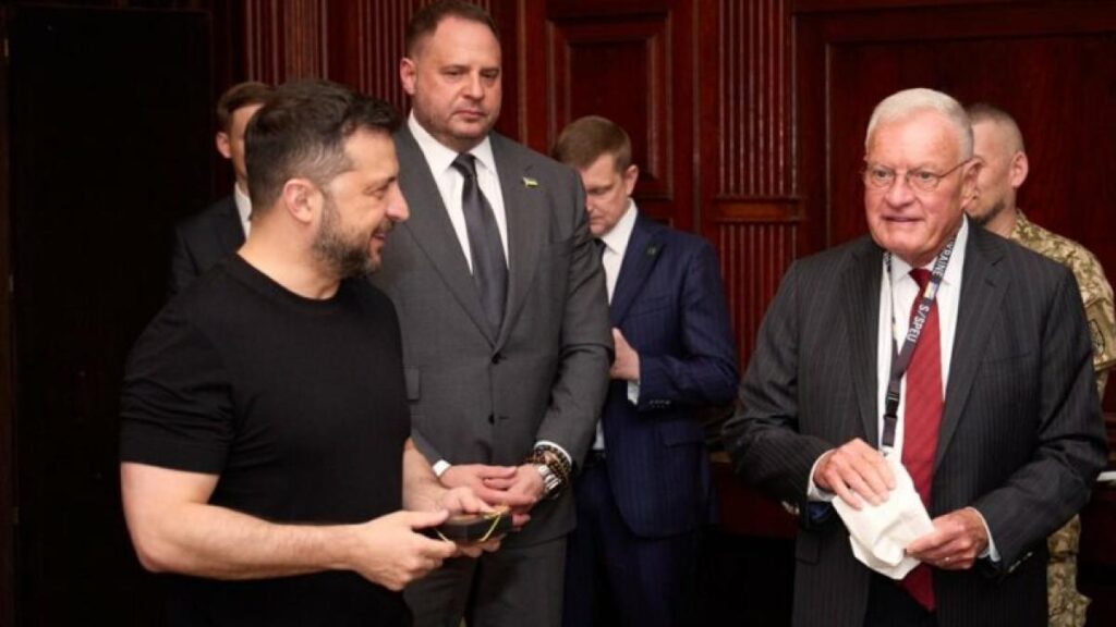 Zelensky incontri Kellogg: «Non cederemo terre agli occupanti» mentre Kiev si prepara a celebrare l'Indipendenza