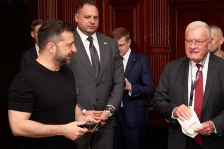 Zelensky incontri Kellogg: «Non cederemo terre agli occupanti» mentre Kiev si prepara a celebrare l'Indipendenza