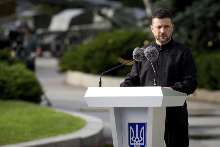 Zelensky: «Non cederemo la nostra terra all'occupante» durante la Giornata della Bandiera nazionale