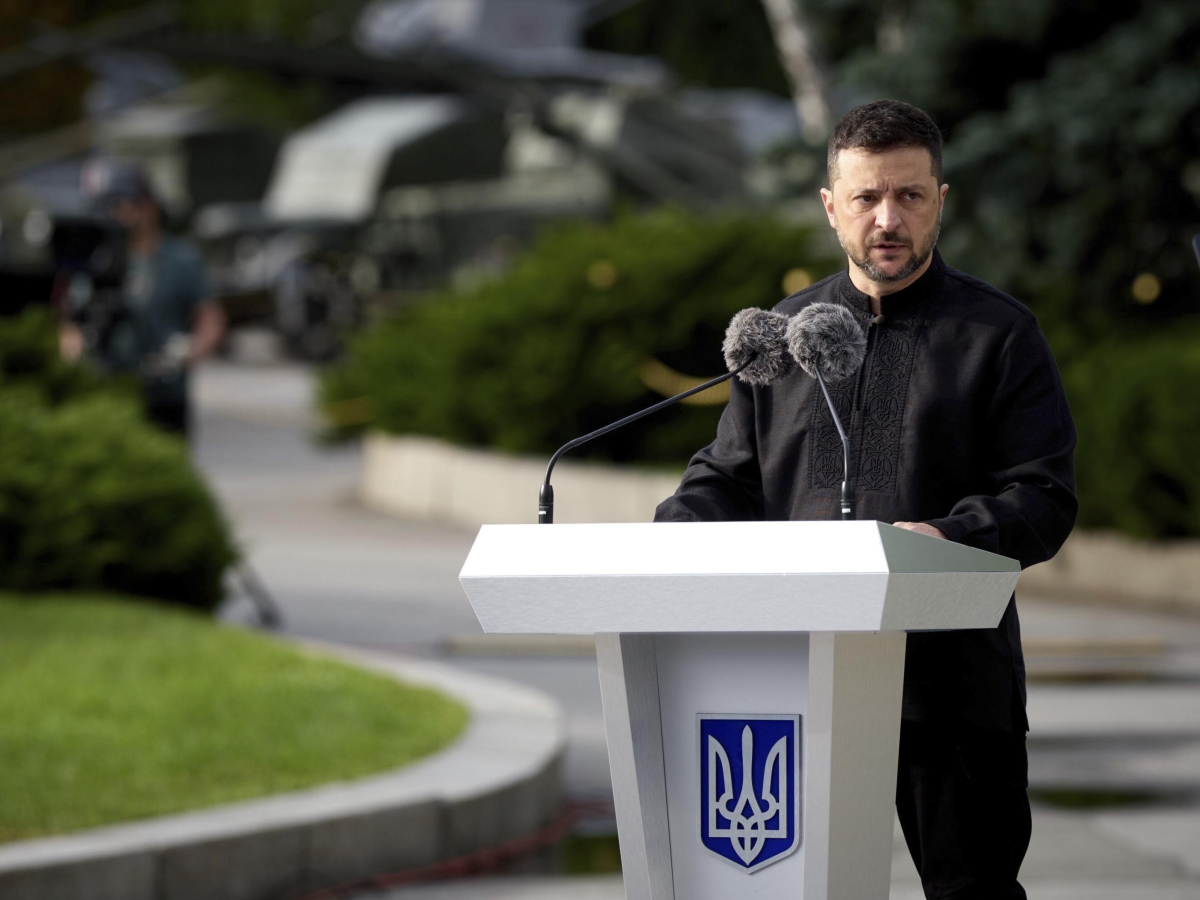 Zelensky: «Non cederemo la nostra terra all'occupante» durante la Giornata della Bandiera nazionale