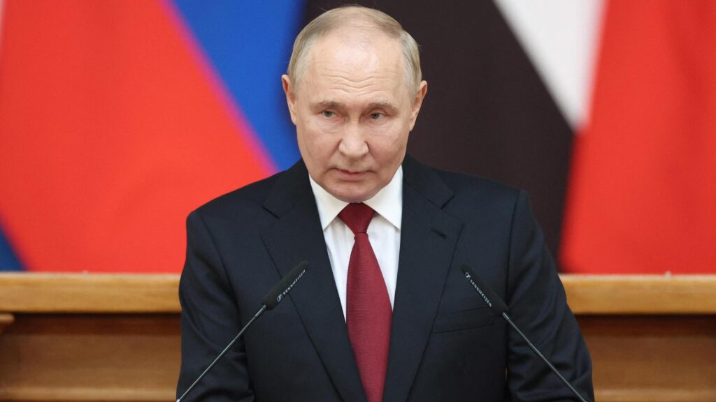 Cremlino respinge le sanzioni e promette di continuare la guerra in Ucraina