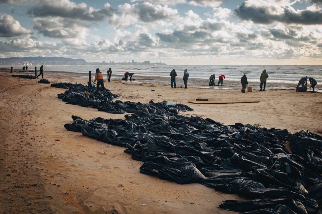 Macchia di petrolio nel Mar Nero minaccia la Crimea