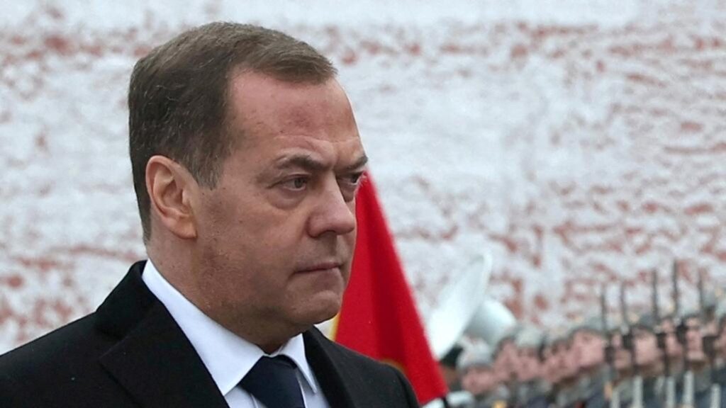 Medvedev avverte l’Europa di un possibile conflitto e critica duramente i leader occidentali