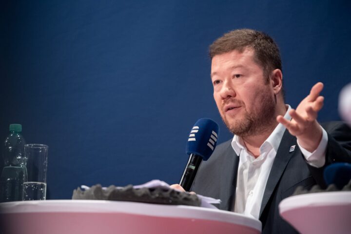 Okamura al centro di accuse di arricchimento personale