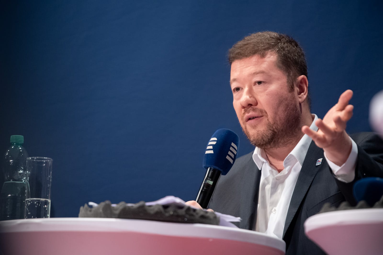 Okamura al centro di accuse di arricchimento personale