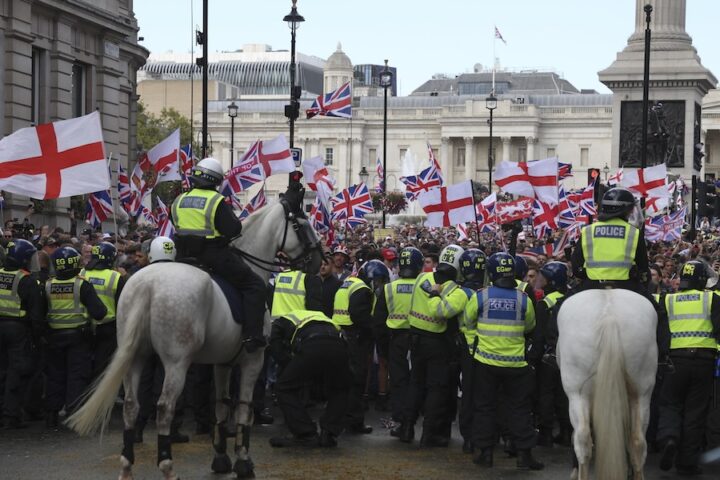 A Londra 110mila manifestanti partecipano a protesta contro l'immigrazione organizzata da Tommy Robinson