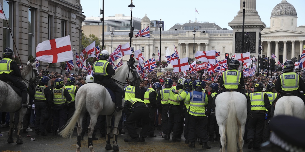 A Londra 110mila manifestanti partecipano a protesta contro l'immigrazione organizzata da Tommy Robinson