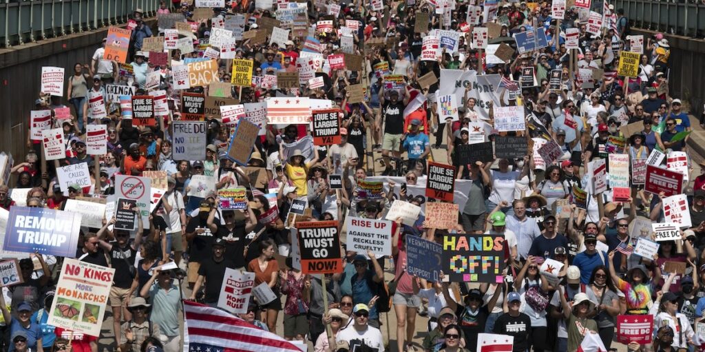 A Washington migliaia di manifestanti protestano contro la presenza della Guardia Nazionale di Trump