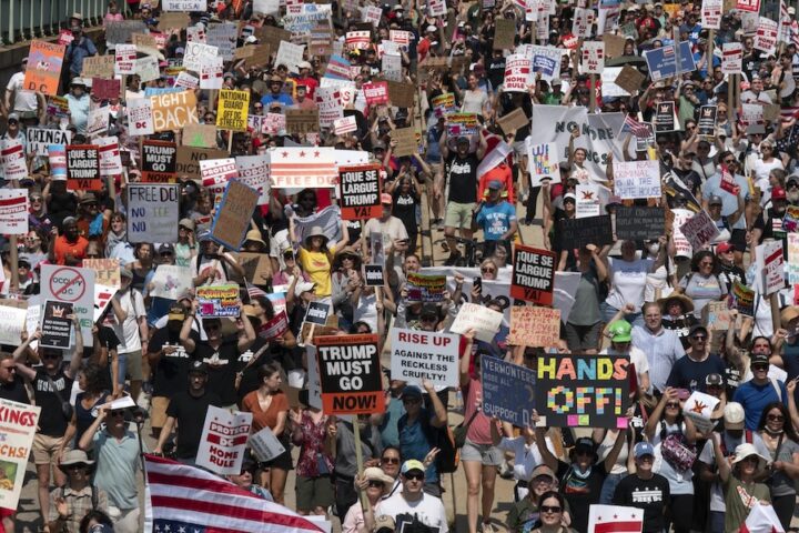 A Washington migliaia di manifestanti protestano contro la presenza della Guardia Nazionale di Trump
