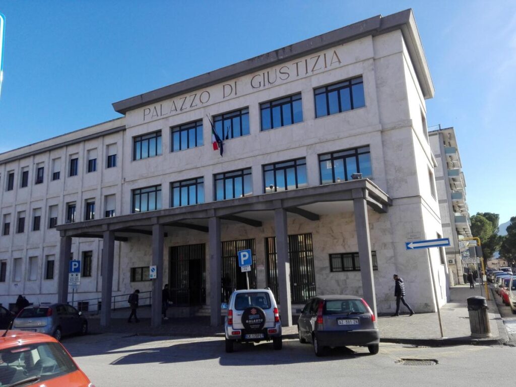 Abusi sessuali su bambina di Sulmona, due cugini indagati per violenza e revenge porn