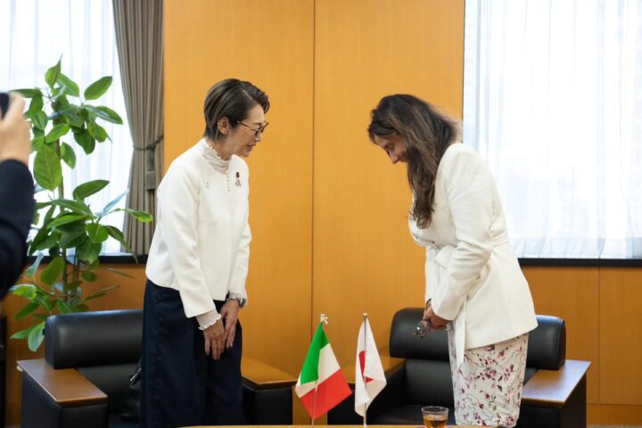 Alessandra Locatelli incontra a Tokyo la ministra giapponese Junko Mihara per collaborare su inclusione e disabilità
