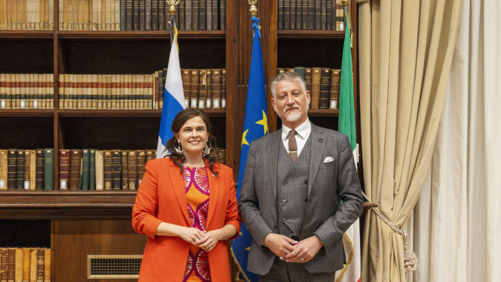 Alessandro Giuli incontra Mari-Leena Talvitie: cultura come strumento di difesa contro i totalitarismi