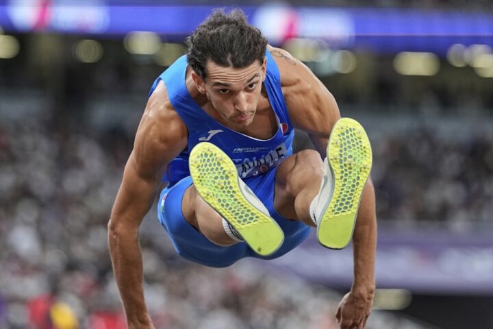 Andrea Dallavalle conquista l'argento nel salto triplo ai Mondiali di atletica a Tokyo, la sesta medaglia per l'Italia