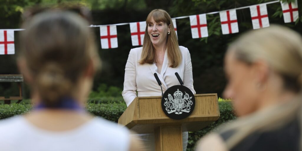 Angela Rayner si dimette da vice prima ministra britannica per irregolarità fiscali sulla casa