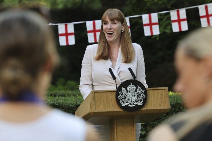 Angela Rayner si dimette da vice prima ministra britannica per irregolarità fiscali sulla casa