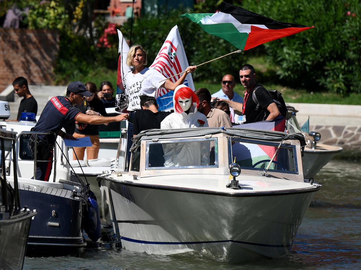 Anna Foglietta fermata dai carabinieri al Lido di Venezia con la street artist Laika per la Global Sumud Flotilla