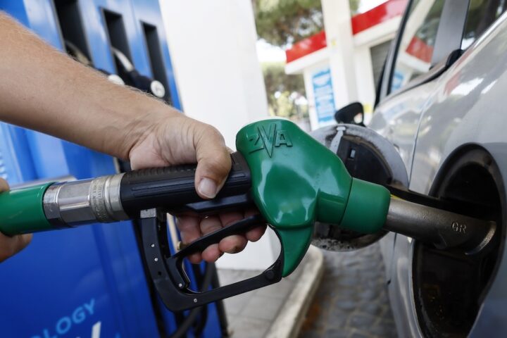 Antitrust multa sei compagnie petrolifere per 937 milioni di euro per accordo sui prezzi del carburante