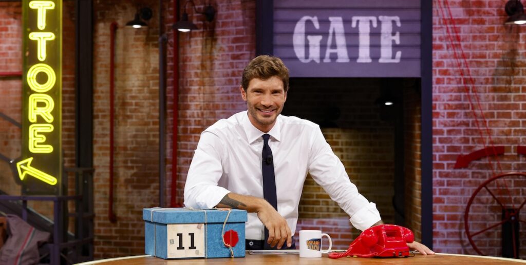 Aperta un'inchiesta a Roma per revenge porn sul video privato di Stefano De Martino rubato e diffuso online