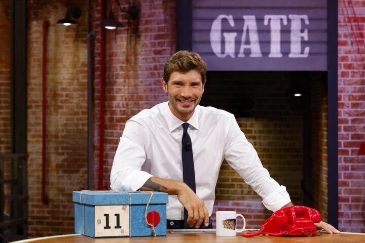 Aperta un'inchiesta a Roma per revenge porn sul video privato di Stefano De Martino rubato e diffuso online