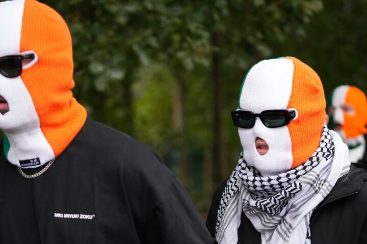 Archiviate le accuse di terrorismo contro Liam Ó hAnnaidh dei Kneecap in Inghilterra