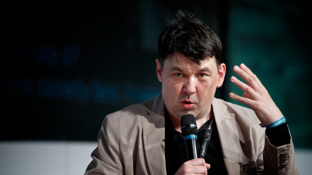 Arresto di un comico a Londra per tweet anti-transgender, Keir Starmer critica la polizia