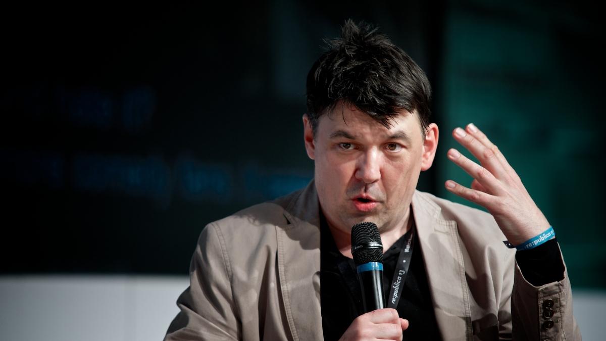 Arresto di un comico a Londra per tweet anti-transgender, Keir Starmer critica la polizia