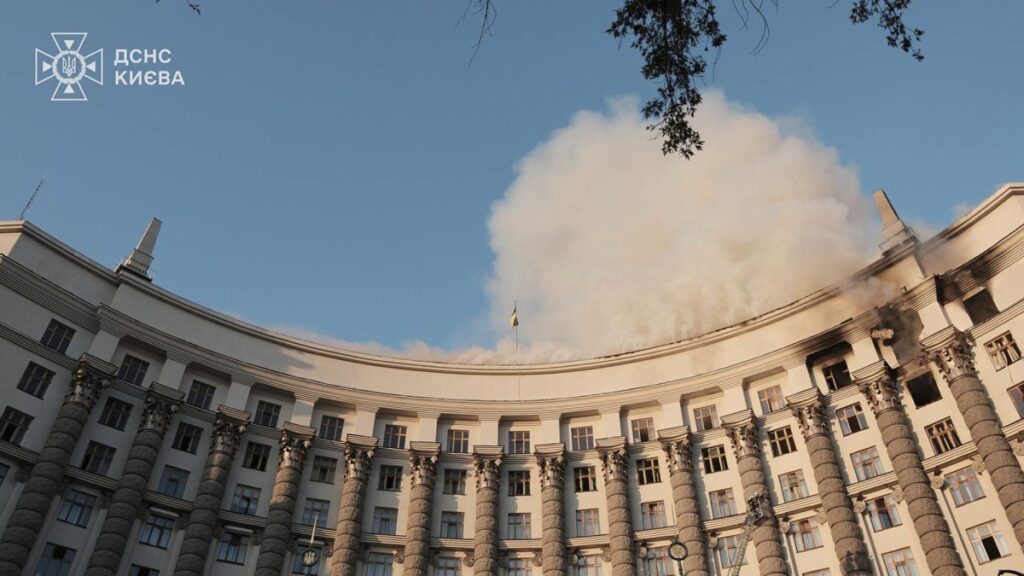 Attacco russo a Kiev: colpiti i palazzi del governo con droni e missili, tre morti