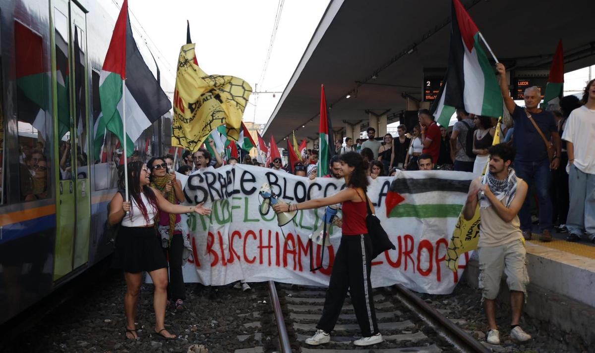 Attivisti pro-Palestina bloccano la stazione di Pisa, causando disagi nei trasporti ferroviari