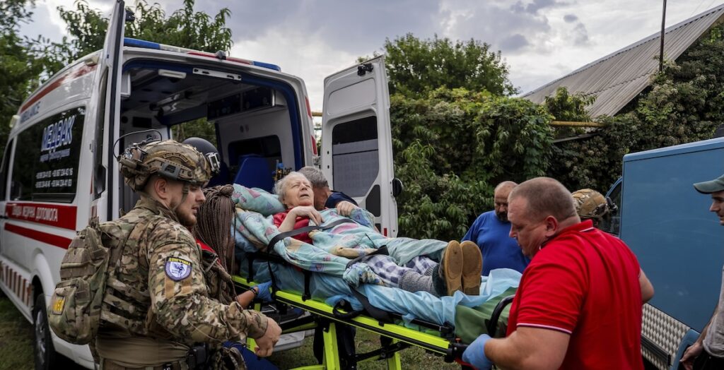 Bombardamento russo colpisce un ufficio postale a Yarova, uccise 24 persone civili