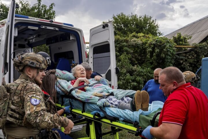 Bombardamento russo colpisce un ufficio postale a Yarova, uccise 24 persone civili