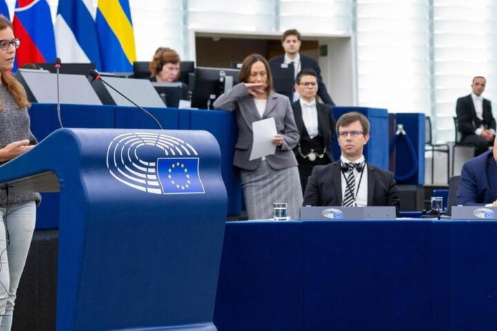 Bruxelles approva l'immunità per Ilaria Salis, decisivo il voto della commissione giuridica