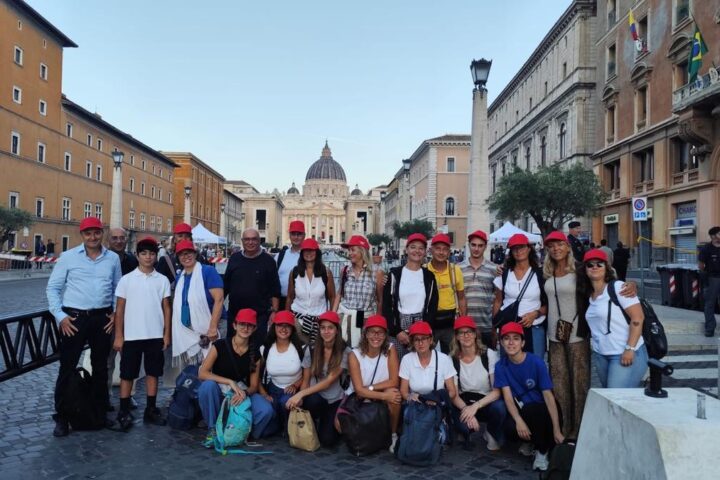 Carlo Acutis canonizzato: primi pellegrini arrivano in piazza San Pietro dopo un lungo viaggio