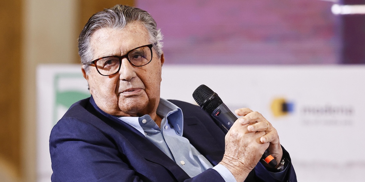 Carlo De Benedetti annuncia la futura cessione della proprietà di “Domani” a una fondazione