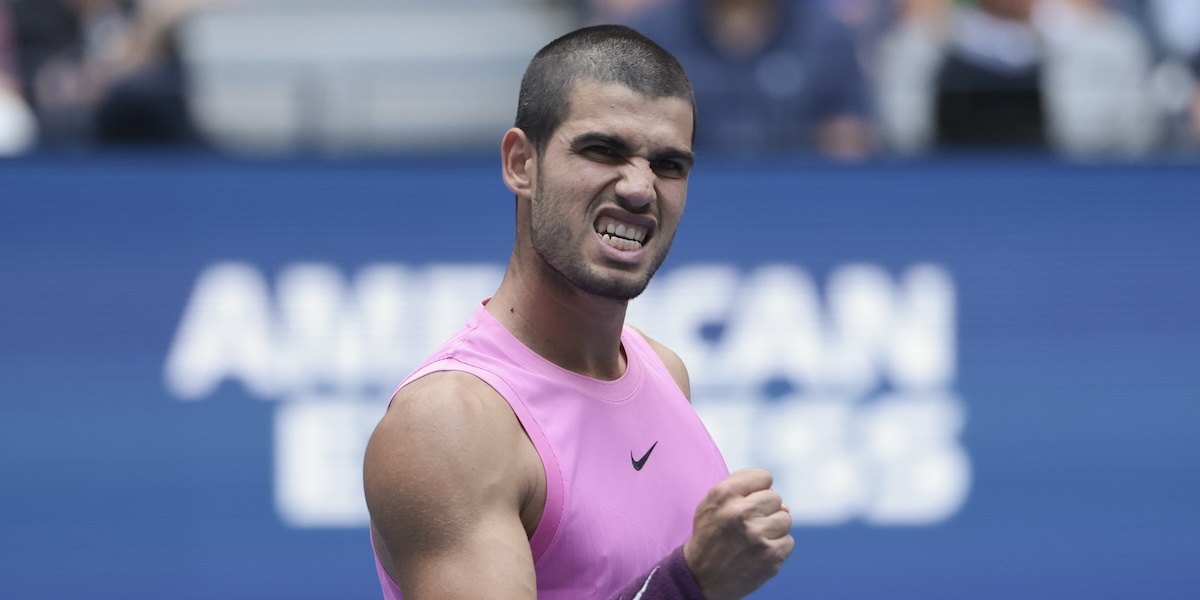 Carlos Alcaraz supera Novak Djokovic e accede alla finale degli US Open