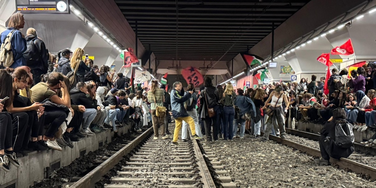 Centinaia di manifestanti pro Palestina bloccano la stazione Porta Susa di Torino