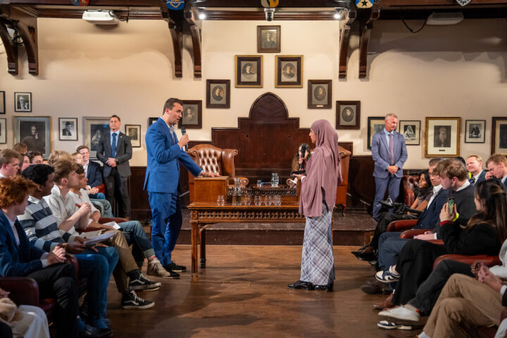 Charlie Kirk, importante alleato di Trump, ucciso in un incontro pubblico nello Utah