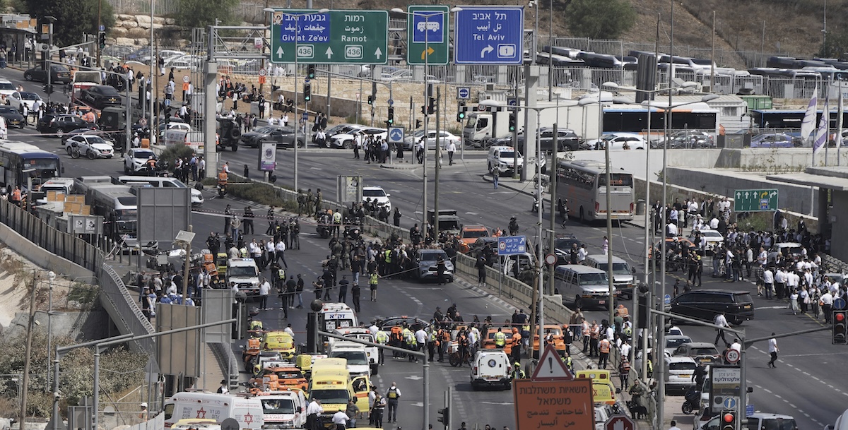 Cinque morti e una decina di feriti in un attacco armato su un autobus a Gerusalemme