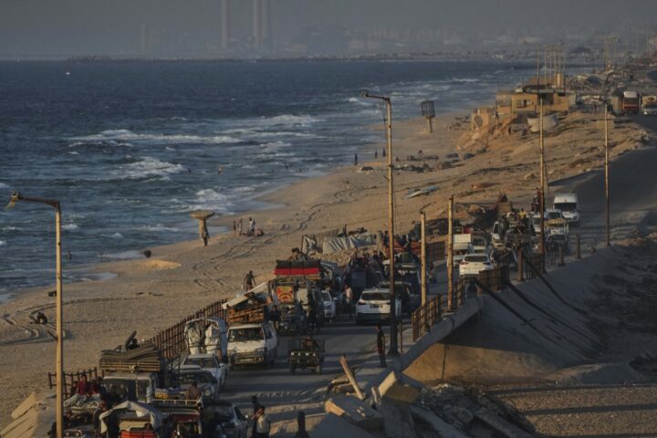 Coloni israeliani attaccano il villaggio palestinese di Khallet al-Daba, feriti tra i locali