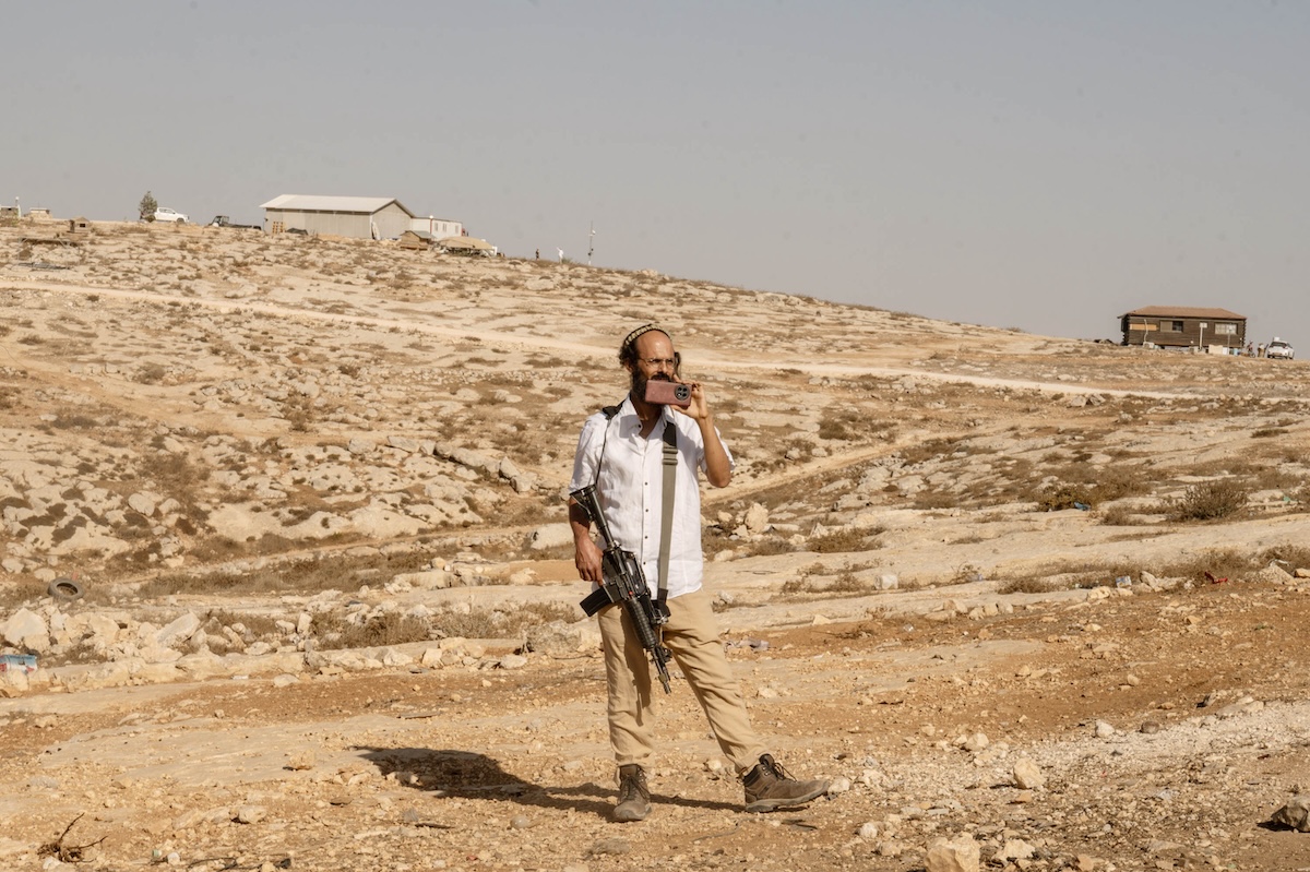 Coloni israeliani entrano in casa di un agricoltore palestinese a Umm Darit, intensificando le tensioni a Hebron