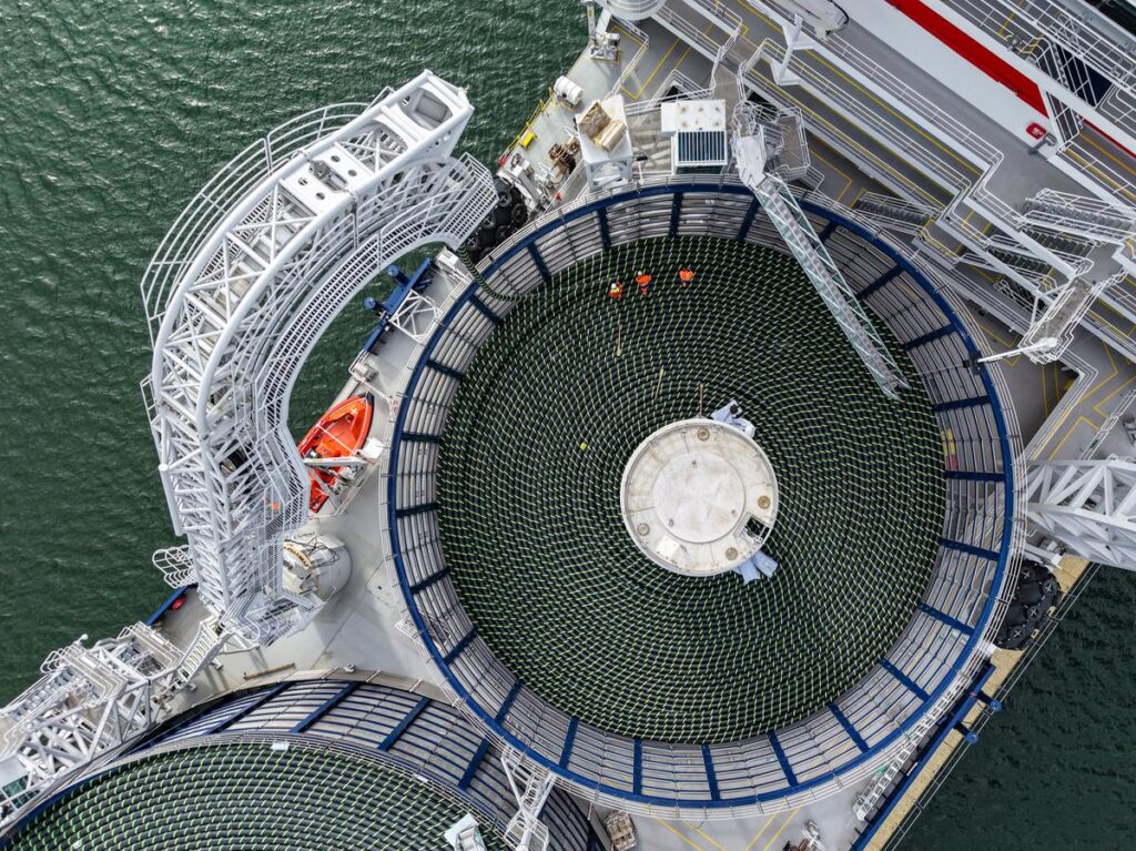 Come vengono posati i cavi sottomarini fino a 2.250 metri di profondità