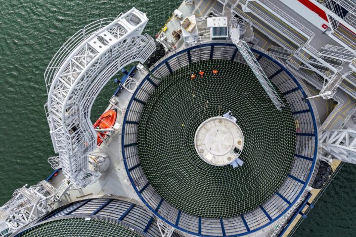 Come vengono posati i cavi sottomarini fino a 2.250 metri di profondità