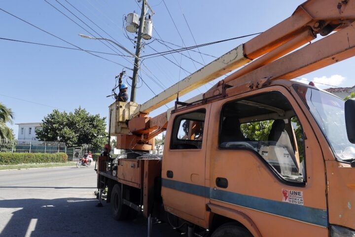 Cuba colpita da nuovo blackout: la rete elettrica subisce un collasso totale