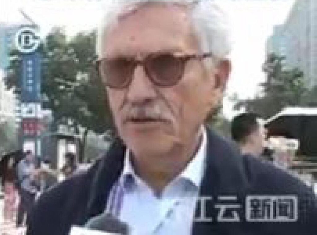 D’Alema al Tienanmen: pace e collaborazione con i dittatori in un contesto di guerra