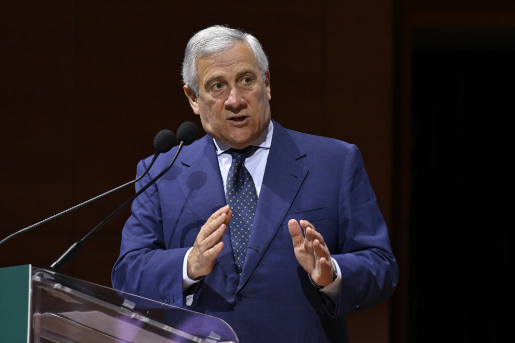 Dazi al 15%, Tajani: “L'euro-dollaro è una sfida maggiore per le nostre esportazioni”