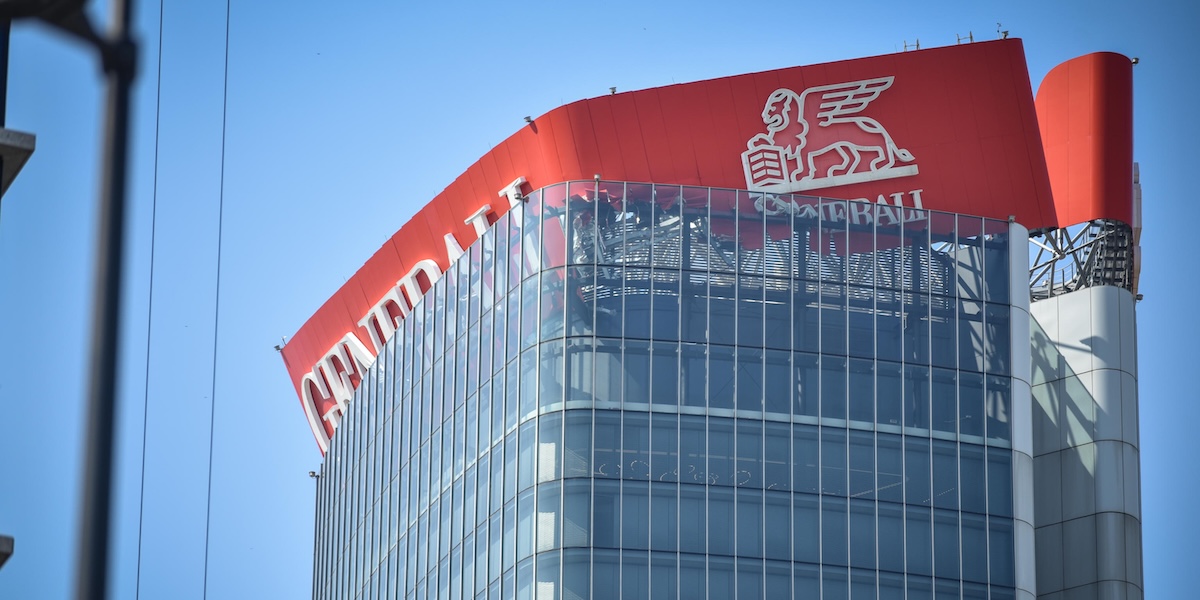 Dieci indagati per il cedimento dell'insegna del grattacielo Generali a Milano