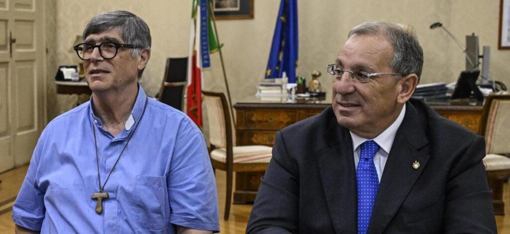 Don Patriciello minacciato con un proiettile, il prefetto annuncia misure di sicurezza rafforzate