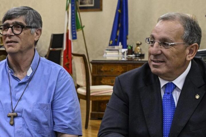 Don Patriciello minacciato con un proiettile, il prefetto annuncia misure di sicurezza rafforzate