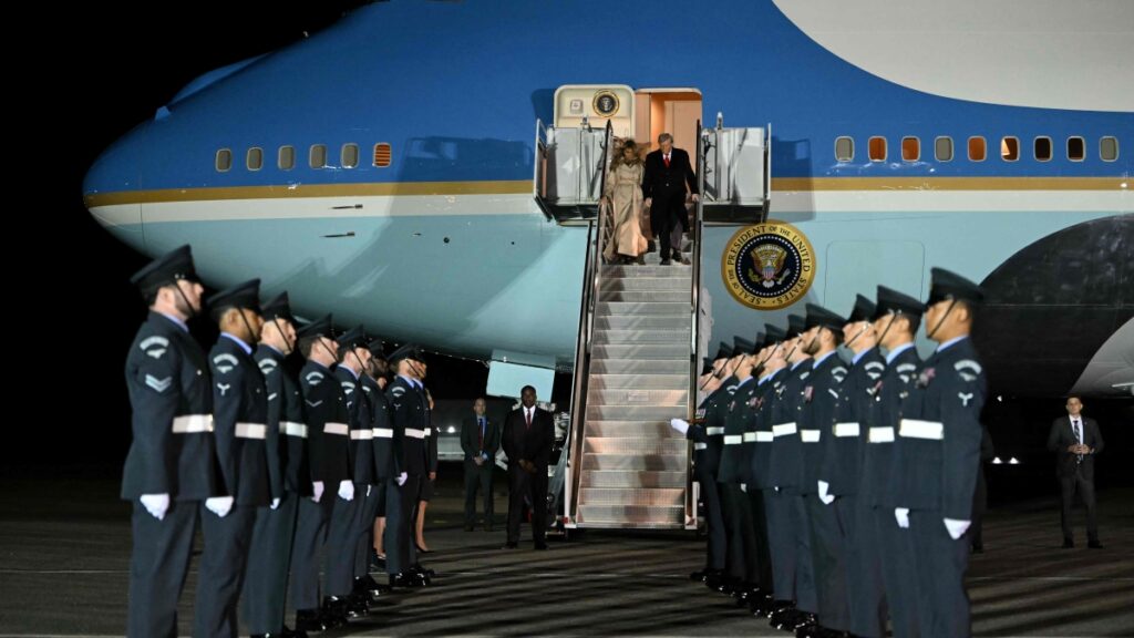 Donald Trump atterra a Stanstead per visita di Stato con re Carlo III e Camilla