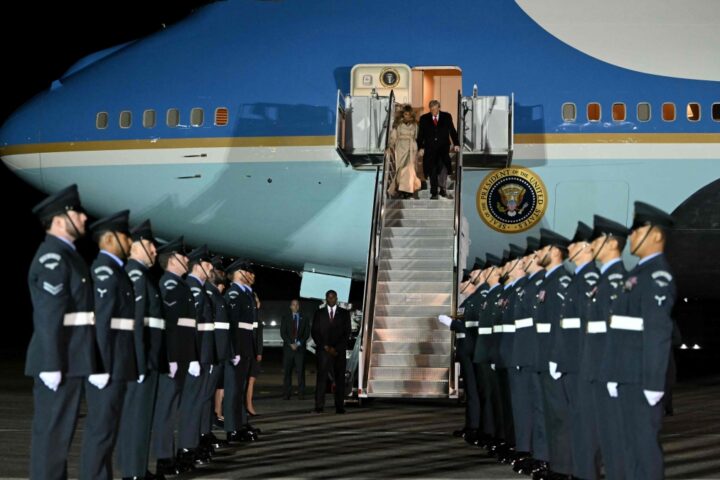 Donald Trump atterra a Stanstead per visita di Stato con re Carlo III e Camilla