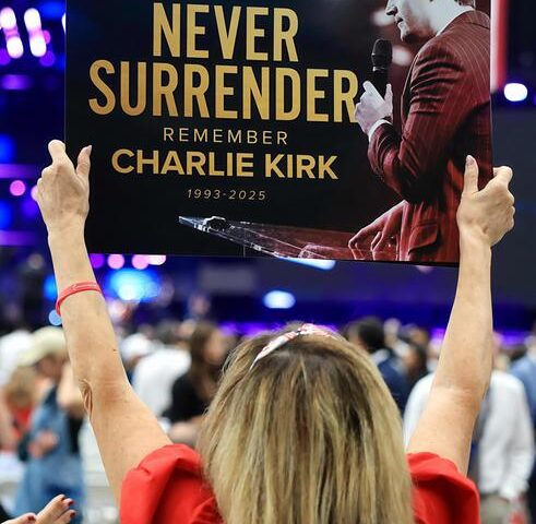 Duecentomila persone per Charlie Kirk. Trump lo definisce "martire della libertà" mentre la vedova perdona l’assassino